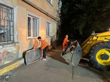 Комунальники Одеси ліквідовують наслідки обстрілу