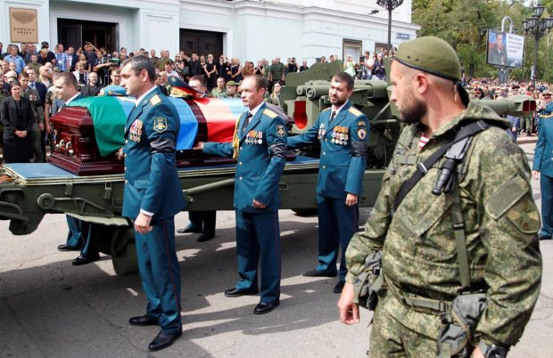 На похоронах Захарченко засекли "колорадскую вдову": фото