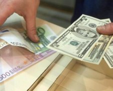 Курс валют: евро повторяет антирекорд доллара