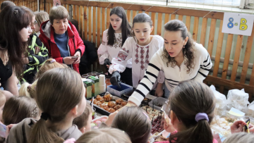 Школьная ярмарка обернулась скандалом: украинцы спорят, безопасно ли покупать домашнюю выпечку