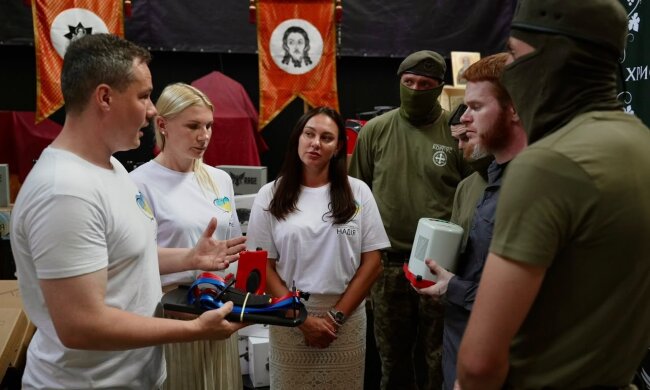 Мавіки, зарядні станції та апарати для реанімації: Християнський корпус передав вантаж на Запорізький та Покровський напрямки