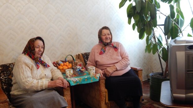 пенсіонерки біля телевізора, ілюстративне фото О. Матвієнко pereiaslav.city
