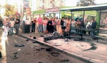 Автівка збила двох пішоходів на тротуарі в Києві
