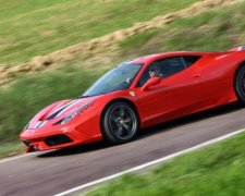 Американка "припаркувалась" на Ferrari за 300 тис доларів