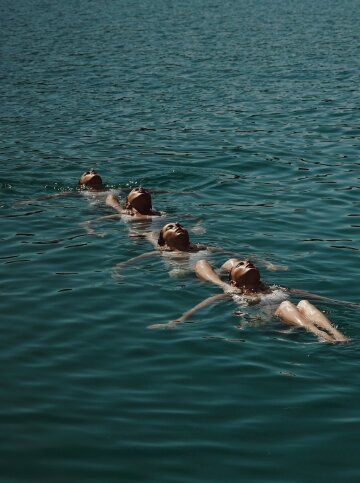 Waterballet mermaids на зйомках кліпу Tvorchi