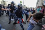 Масові протести в Москві: витівки силовиків виходять з-під контролю, відому журналістку відвезли до "моргу"