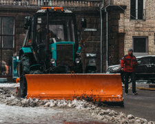 Махати руками та перекочуватися: у Кличка забули почистити вулиці, але не забули промити киянам вуха