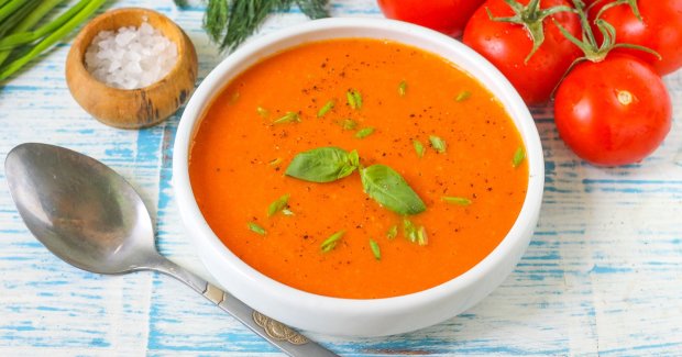 Сытный рецепт томатного супа с охотничьими колбасками и фасолью