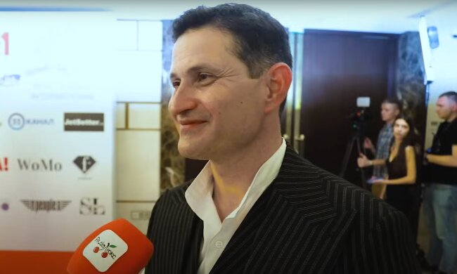 Ахтем Сеітаблаєв дає інтерв'ю "Люкс FM"