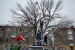 У Дніпрі дитина "зависла" на дереві, все вирішили фатальні секунди: відео