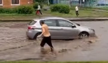 Харьковчанин освежился в луже