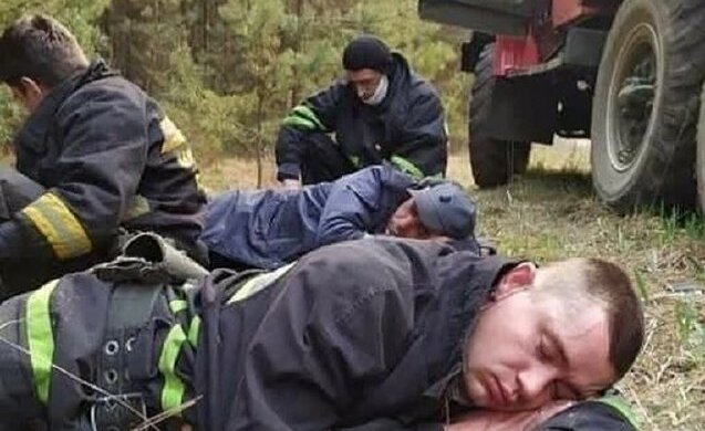 Вогонь знищив 12 сіл під Чорнобилем, сили пожежників на межі - героїчні кадри