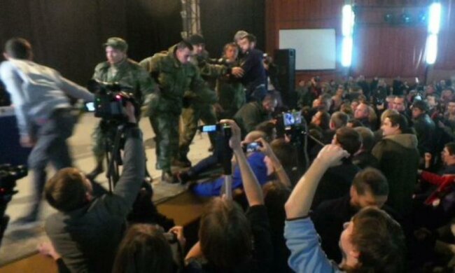 Декомунізація по-харківські: сутички та темрява в залі