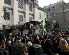 Полум'я протесту підпалило російське посольство: фото і відео