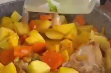 Печеня з курячими стегнами та картоплею, кадр з відео