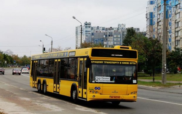В Киеве обстреляли автобус с пассажирами