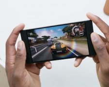 Битва смартфонів: Червоний Диявол поміряється з Чорною Акулою розмірами