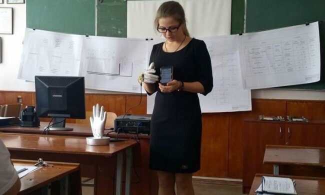 Украинка создала "говорящую" перчатку