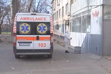 У Львові чоловік випав з п'ятого поверху та зламав хребет -  медики  роблять все можливе