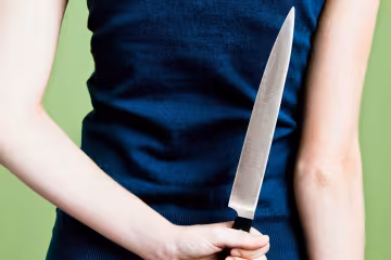У Львові дівчина по-звірячому встромила в хлопця ніж і не залишила йому жодного шансу