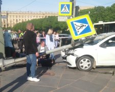 Легковик влетів у натовп людей на зупинці: шокованих городян розкидало, як кеглі