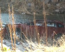 Автівка впала у річку на Закарпатті, четверо людей загинули