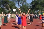 Запалили як в старі-добрі: вчителі в Дніпрі влаштували танцювальний флешмоб