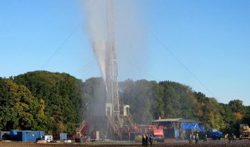 В Полтавской области спасатели ликвидируют газовый фонтан (фото)
