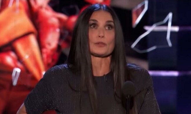 57-летняя актриса Деми Мур с головой ушла в эксперименты, ошеломлена даже дочь: "Я и не подозревала"