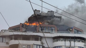 Пошкоджений обстрілом багатоповерховий будинок в Одесі