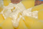 Запечена картопля з соусом, фото: кадр з відео