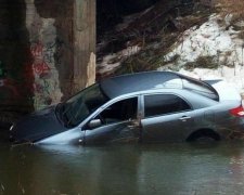 Иномарка упала с моста в реку