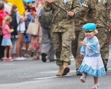 Марш ветеранов в Киеве возглавила маленькая принцесса в синем берете, глаза на мокром месте: "Победим ради них"