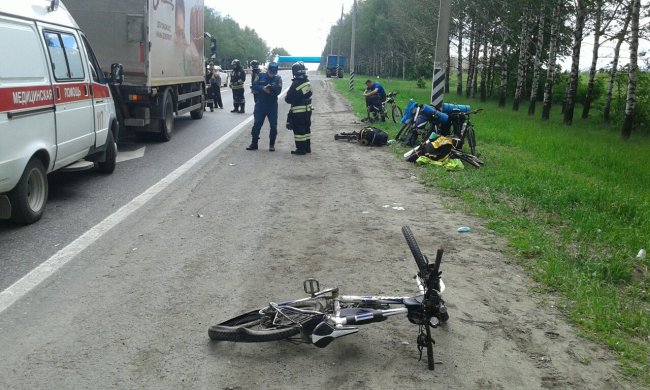 Мажор на BMW сбил велосипедистов под Киевом: увезли на скорой