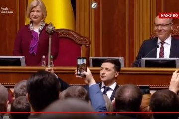 Зеленский распустил Верховную Раду
