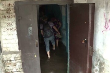 Запоріжці плавають в під'їздах, поки мер Буряк обіцяє полагодити ливнівки