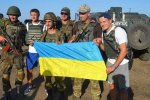 Футболісти "Дніпра" привезли бійцям АТО кубки Ліги чемпіонів (фото)