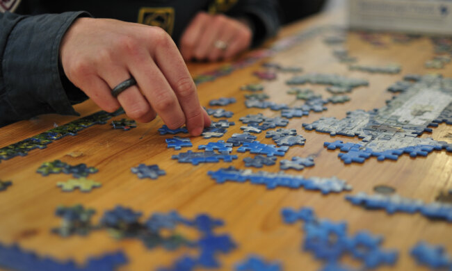 Складывать пазлы. Фото paperboard