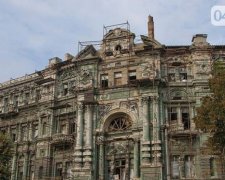Занедбану пам'ятку архітектури в Одесі ховали за рекламою (фото)