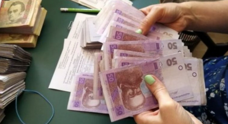 Людина, тримає гроші в руках