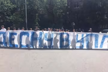 Недовольные фанаты черниговского клуба устроили пиротехническое шоу перед Домом футбола 

