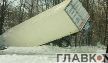 ДТП на Київщині: фура злетіла в кювет