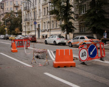 У Києві біля Ради провалився асфальт, розлючені люди не змовчали: "Ех, іще б трішечки.."