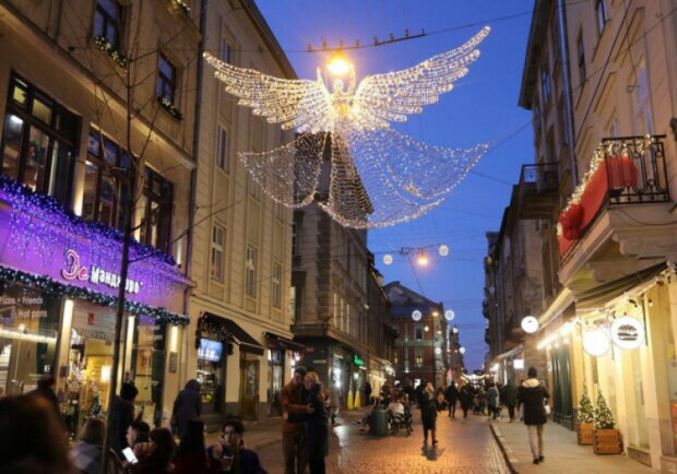 У різдвяному Львові засяяли ангели, неймовірна краса: "Божої благодаті в кожен дім"