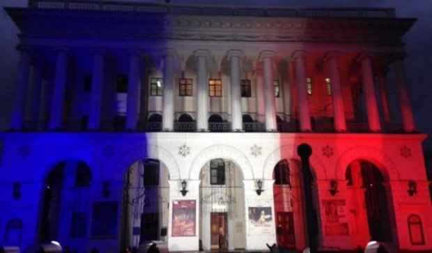 Национальную консерваторию в Киеве  окрасили в цвета французского флага (фото)
