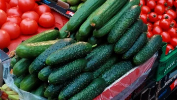 Огурцы на рынке: фото Тернопольские новости