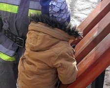В Києві 8-річний хлопчик застряг на дерев’яній гірці (фото)