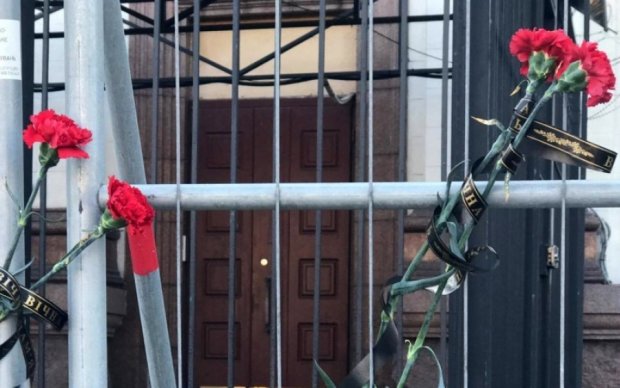 Киевляне несут цветы к закрытому посольства России