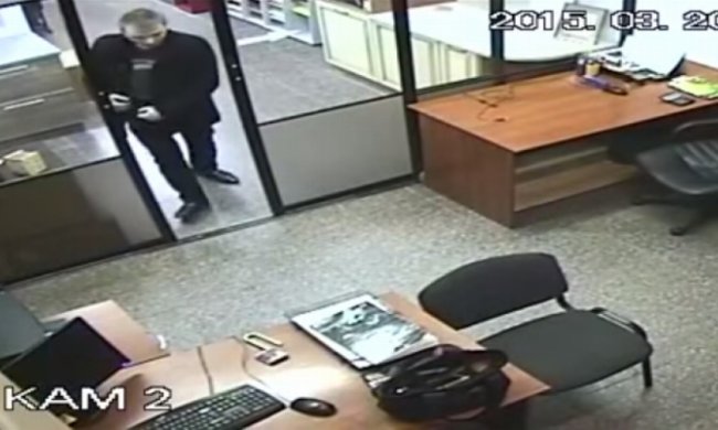 Злодій обікрав меблевий салон за 17 секунд