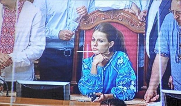 "Радикальна" Кошелєва блокувала трибуну у вишиванці за 20 тисяч гривень (фото)